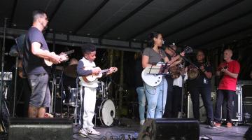 Músicos profissionais e estudantes se reuniram na Fonte do Sapo #paratodosverem