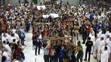 Arena Santos recebe mais de 5 mil pessoas em festa religiosa