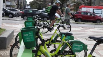 as bicicletas do sistema em estação. #paratodosverem