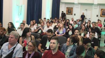jovens reunidos em encontro. #paratodosverem 