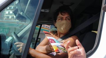 motorista recebe folheto #paratodosverem