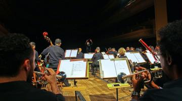 Público lota Coliseu em apresentação da Orquestra Sinfônica Municipal