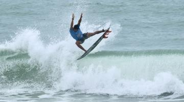 surfista faz manobra pulando em onda #paratodosverem