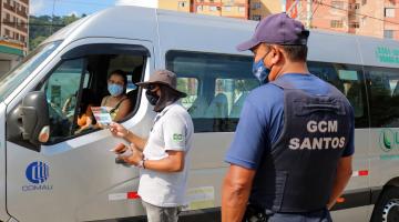 agente entrega panfleto para motorista de van #paratodosverem