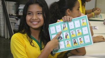 Alunos de escola municipal de Santos viram craques em álbum da Copa do Mundo