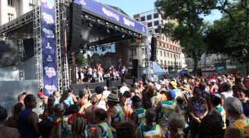 publico aprecia apresentação em palco na Praça Mauá #paratodosverem