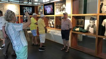 Museu Pelé completa quatro anos com exposição, caricaturas e música