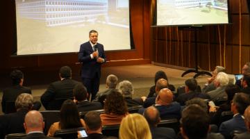 prefeito de santos fala a plateia em assembleia. #paratodosverem
