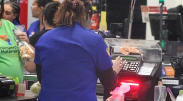 Caixa de supermercado. #Paratodosverem