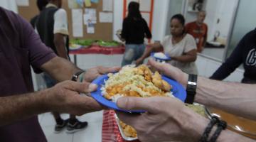 Natal chega mais cedo em abrigo para pessoas em situação de rua em Santos