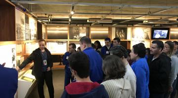Alunos da Apae de São Vicente visitam o Museu Pelé