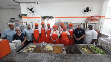 Unidades do Bom Prato, em Santos, celebram Natal com dois dias de almoço especial