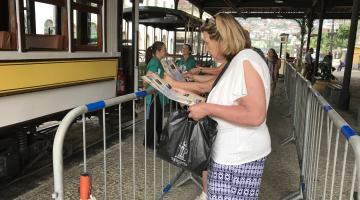 Turistas estrangeiros de navio passeiam e consomem em Santos