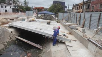 Demolição de pontilhão altera trânsito na Campos Sales, em Santos, a partir de segunda