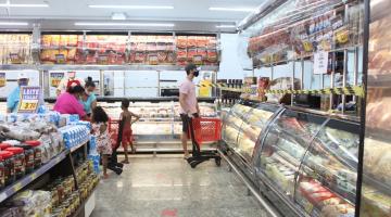 rapaz faz compras em mercado #paratodosverem 