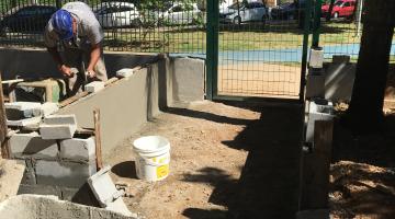 Operário atua perto da porta do espaço #pracegover 