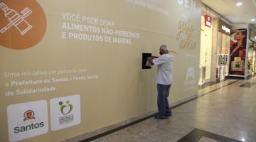 idoso coloca doação em buraco #paratodosverem