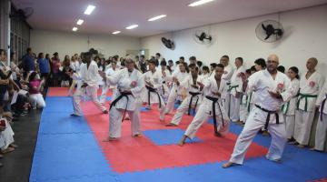 Escola municipal de caratê de Santos forma primeiros faixas pretas