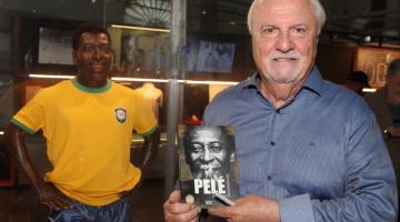Pepito e seu livro no Museu Pelé. #paratodosverem