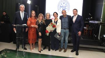 a presidente do fss posa para foto ao lado de seis pessoas. #paratodosverem