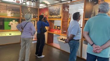 Turistas estão no Museu Pelé olhando atrações