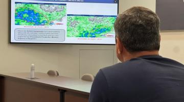 prefeito olha mapa com previsões #paratodosverem