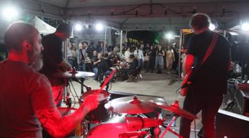 banda tocando em lançamento #paratodosverem