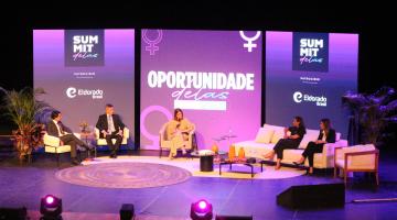 Palco do debate Summit Delas. #Paratodosverem