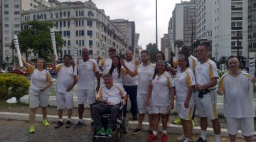 pessoas que conduziram a tocha na praça das bandeiras #pracegover 