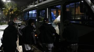 pessoas em situação de rua subindo em ônibus #paratodosverem