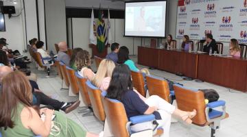 Políticas públicas de combate à violência contra a mulher são discutidas em Santos