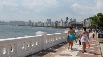 pessoas andando na praia #paratodosverem