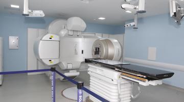 equipamento de radioterapia em sala blindada. #paratodosverem