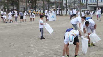 Mutirão recolhe mais de 170kg de lixo nas praias