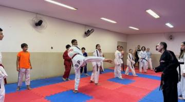 professor olha alunos durante a aula #paratodosverem 