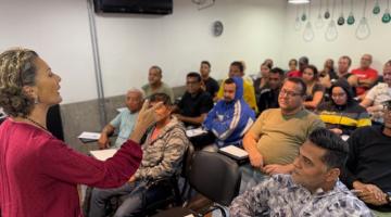 agentes de trânsito sentados assistindo palestra. #paratodosverem 