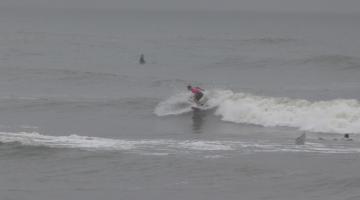 surfista sobre onda. #paratodosverem