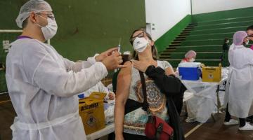 enfermeiro mostra seringa para mulher #paratodosverem 