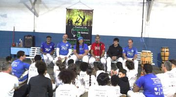Crianças participam do encontro de capoeira. #Paratodosverem