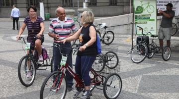 Idosos têm aula de ciclismo na Praça Mauá