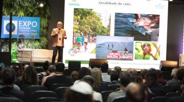 secretario dá palestra e pessoas assistem #paratodosverem