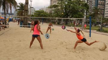 Clínica de beach tennis para mulheres une esporte e saúde neste final de semana em Santos