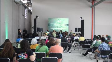 participantes assistem à palestra #paratodosverem