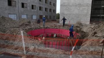 estrutura fincada no solo em construção #paratodosverem 