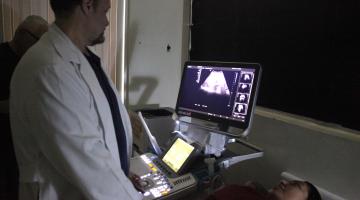 médico radiologista realiza ultrassonografia em paciente #paratodosverem