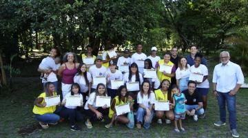jovens mostram certificados #paratodosverem