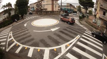 Carro circula por rotatória #paratodosverem