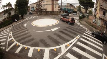 Carro circula por rotatória #paratodosverem