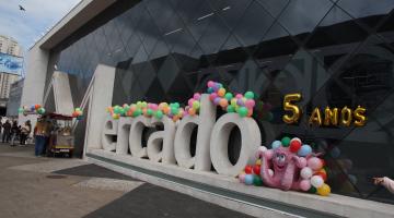 Novo Mercado de Peixe de Santos celebra cinco anos com bolo, parabéns e promoções até domingo