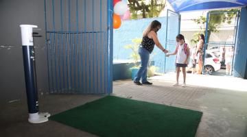 criança entra na escola e tem temperatura medida #paratodosverem 